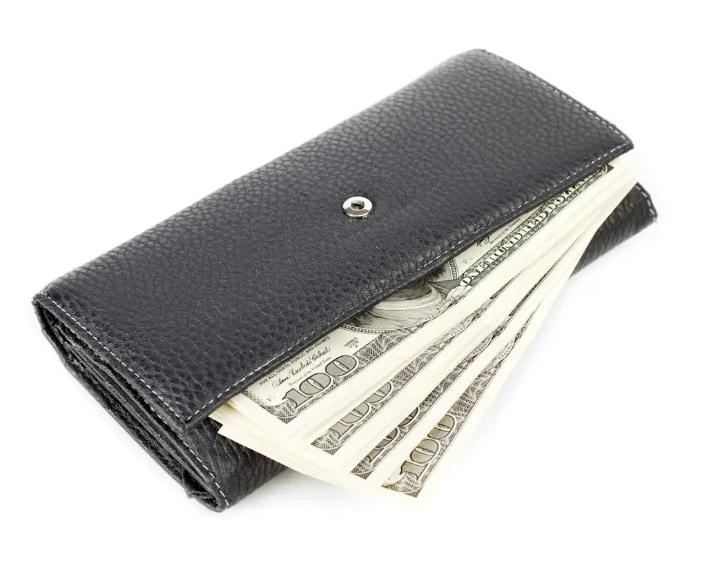 Evaluating High-Yield Savings Accounts Against Traditional Banks